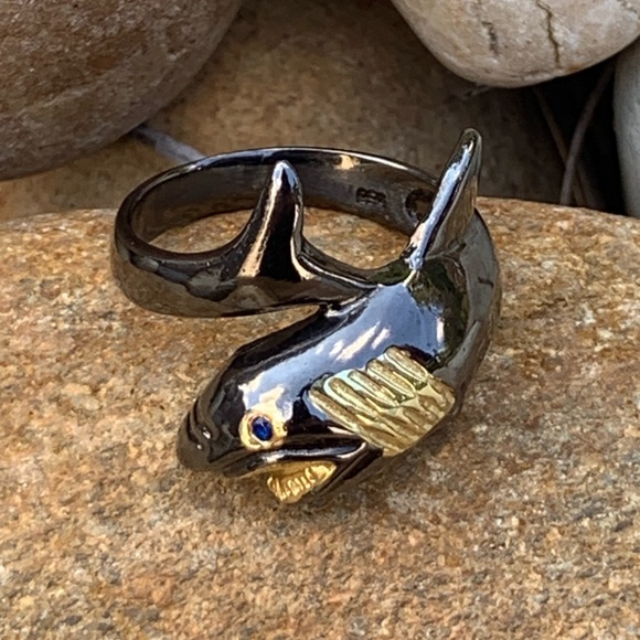 Sterling & 14 kt Shark Ring - Picture 5 of 6